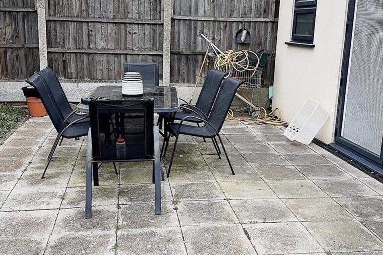 Outdoor dining 3, 4 Bed House-Garden-Parking-15 min Elizabeth Line, London