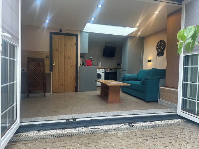 Others 4, Inviting 1-bed Studio in London, London