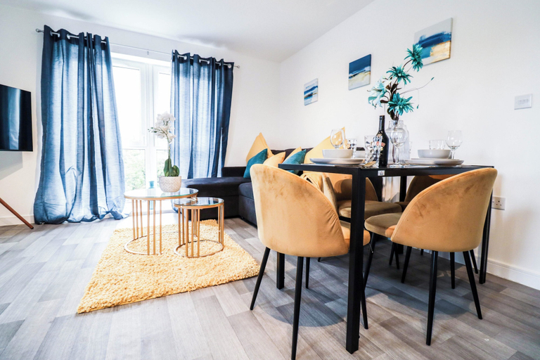 Dining 4, 2 Bedrooms Apartment in Dartford, Kent