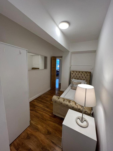 Others 5, Captivating 4-bed Apartment in London, London
