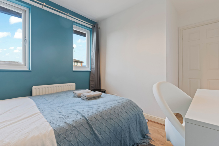 Room 2, Cozy London Townhouse With 4 Bedrooms, London