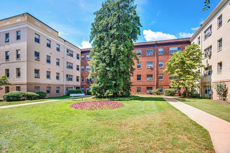 Exterior & Views, Prime Alexandria Location Corporate Apt, Alexandria