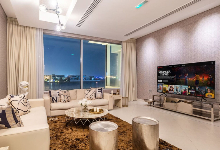 Room 4, Beachfront 5BR Villa w Jacuzzi Pool on the Palm, Dubai