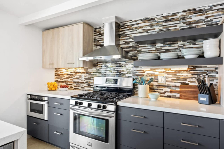 Private kitchen 2, Club 915 Getaway- Pool BBQ and Pet Friendly, Riverside