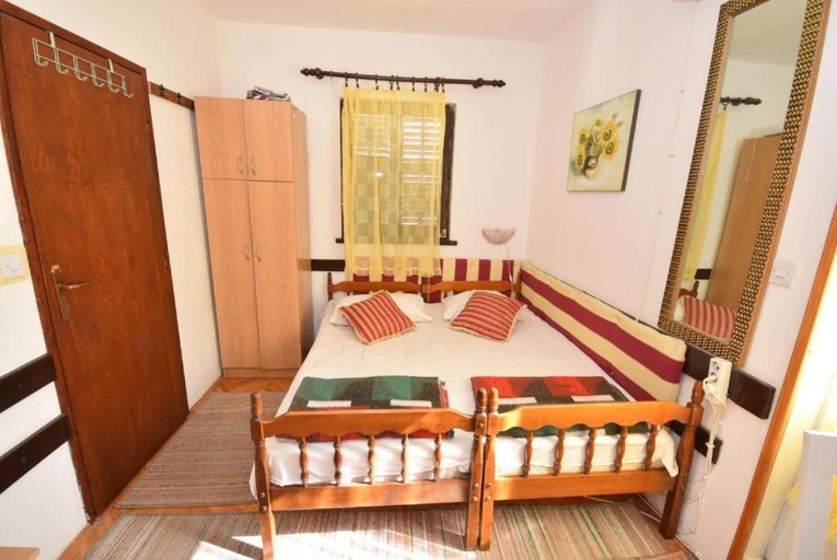 Bedroom 4, Malovic