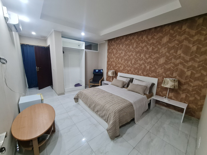 Room 5, Guest House Sleeps 14 with Terrace, Maianga
