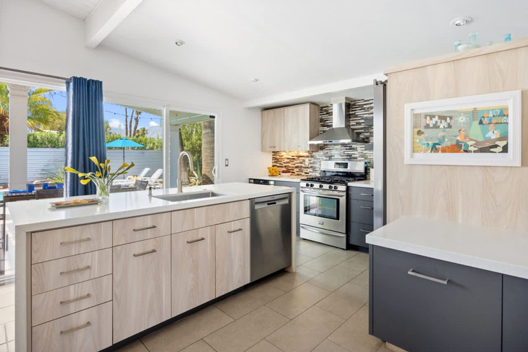 Private kitchen 4, Club 915 Getaway- Pool BBQ and Pet Friendly, Riverside