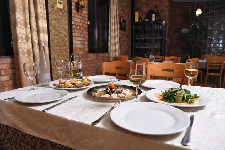 Food & Drinks 5, Hotel Albulena, Kurbinit
