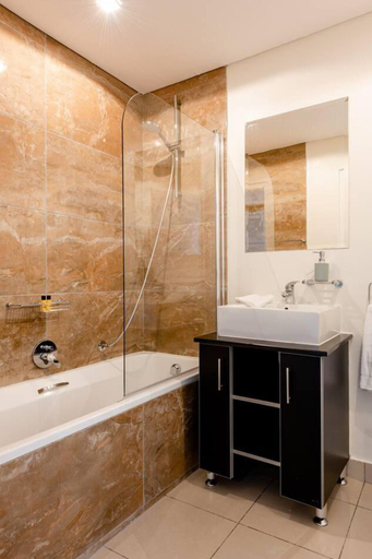 Others 3, Modern 3-bed Apt Designer Touch Mountain Views, City of Cape Town