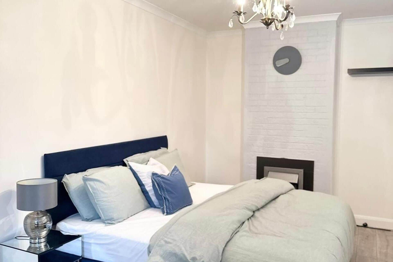 Room 4, 4 Bed House-Garden-Parking-15 min Elizabeth Line, London