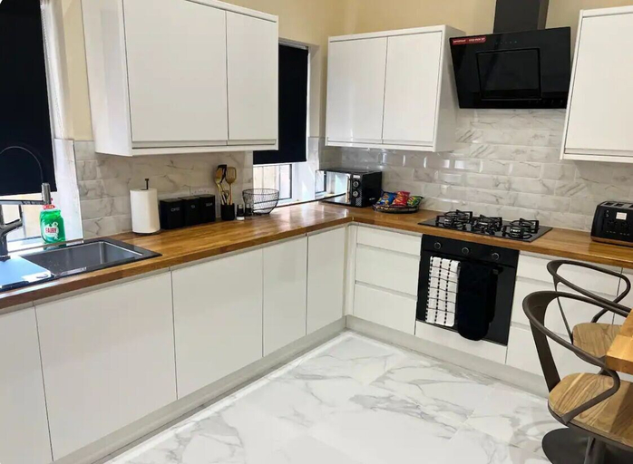 Private kitchen 3, 3 Bed - Sleeps 7 - Free Parking - Central Location, Glasgow