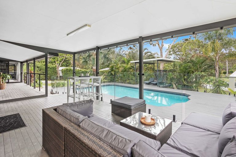 Others 5, Escape to Alawara, Gold Coast