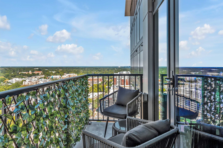 Room 5, High-rise Apt Raleigh Free Parking Sunset View 2, Wake