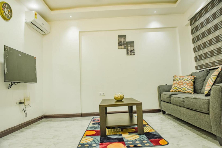 Living area 3, 1 Bed Apartment Sleeps 2 -free Parking - Tv & Wifi, Tema