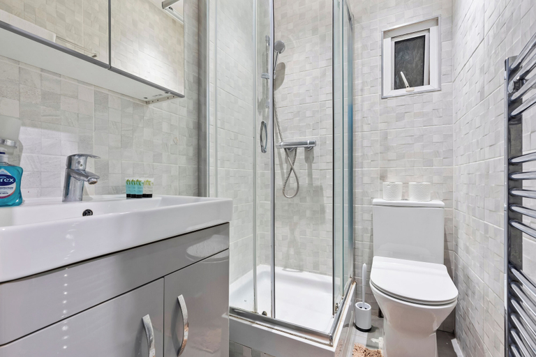 Bathroom 4, London Charm One-bed Apartment, London