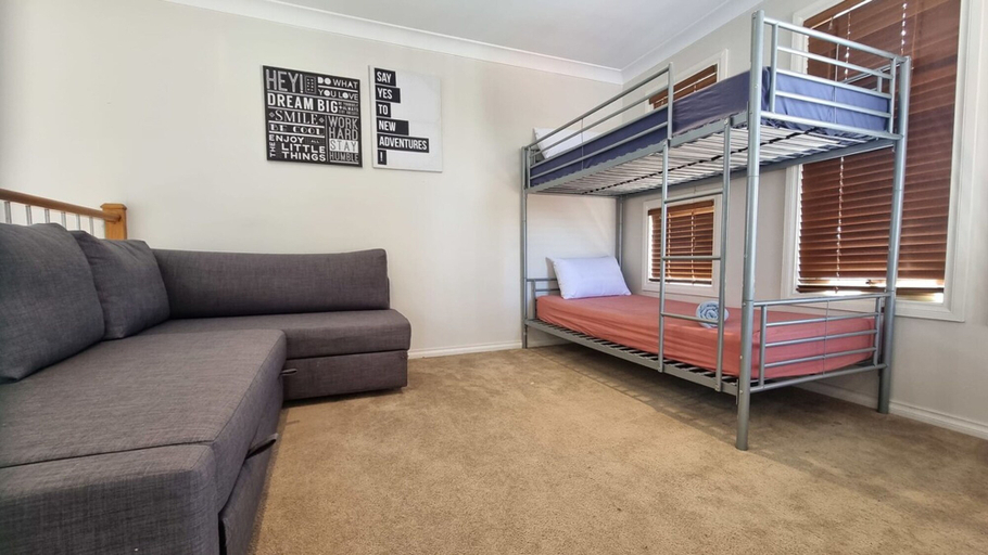 Room 4, St Albans House - Spacious and Modern Home, Melbourne