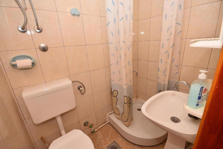 Bathroom 5, Malovic