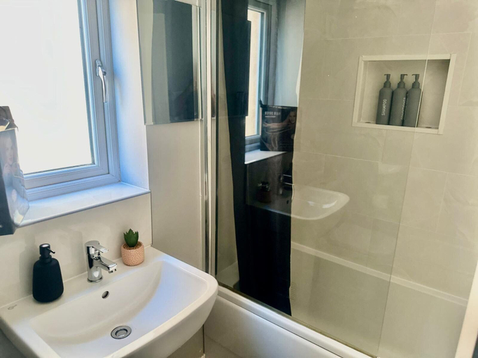 Bathroom 4, Luxurious Wolverhampton Retreat With 4 Bedrooms, Wolverhampton