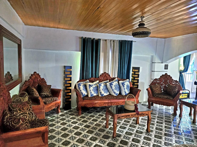 Interior 2, 3 Bed House - Sleeps 20 - Pets - Pool - Garden, Aringay