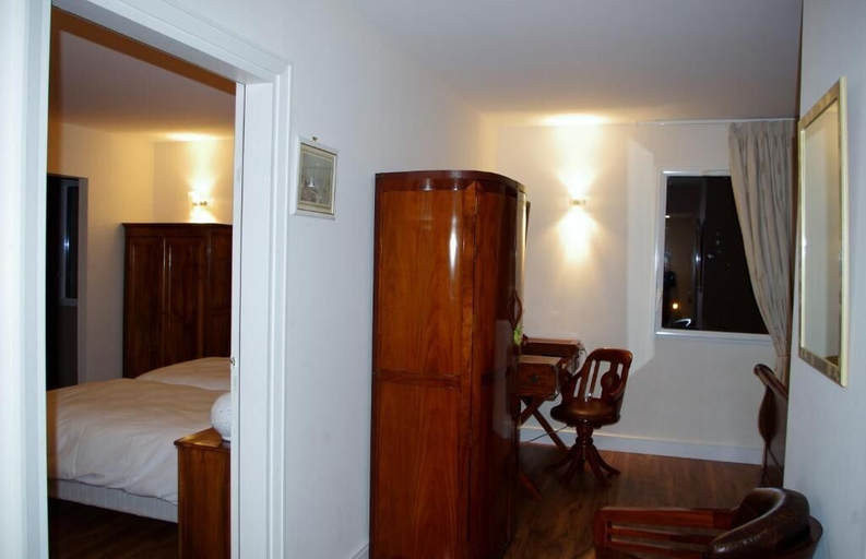Room 4, Le Place Neuve, Rhône