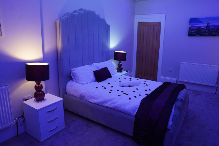 Room 3, 2 Bed Flat - Sleeps 4 - Jacuzzi Bath - Parking, Bradford