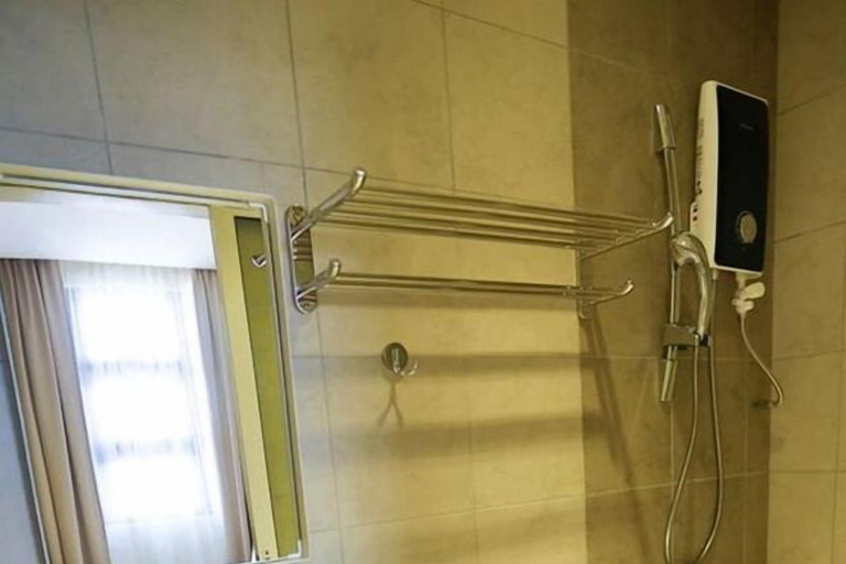 Bedroom 4, Rooms by Rocana, Kuantan