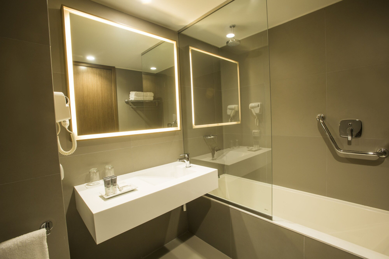 Bathroom 5, Dazzler by Wyndham Lima San Isidro, Lima