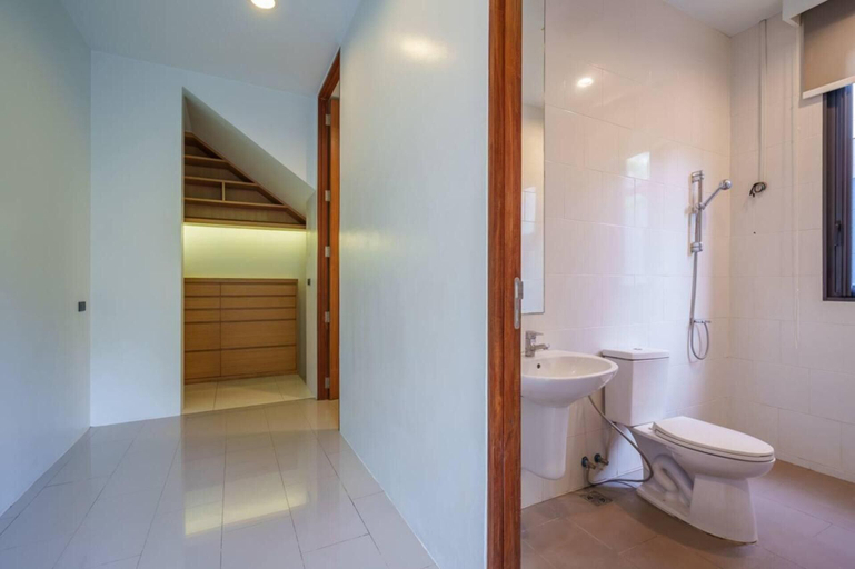 Bathroom 3, Ekkamai Villa Sleeps 12 With Cinema, Wattana