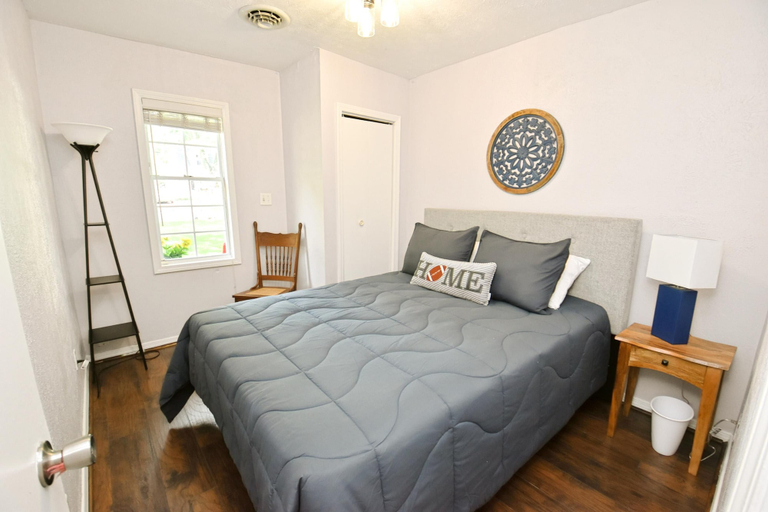 Room 2, 10 min Walk to ND Stadium 1820, Saint Joseph