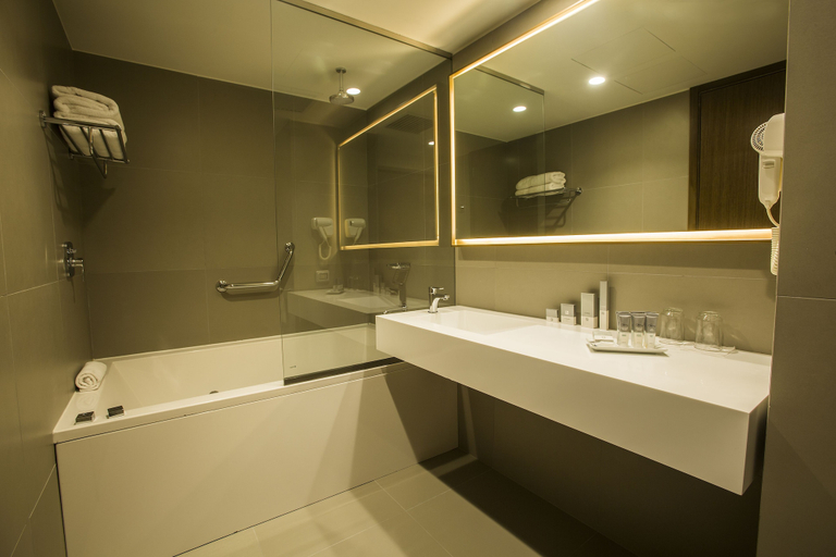 Bathroom 5, Dazzler by Wyndham Lima San Isidro, Lima