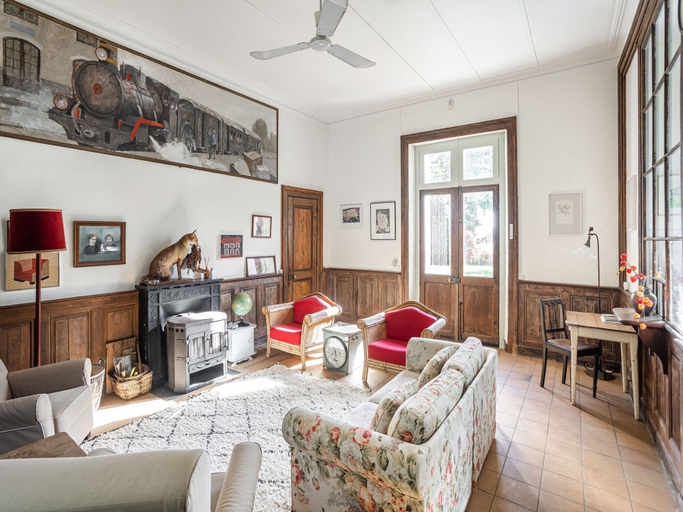 Living room 4, Former Train Station With Private Heated Swimming Pool & Fantastic Garden, Vienne