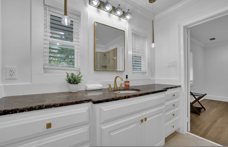 Room 5, Luxury 7BR Buckhead Oasis w Pool Gameroom Firepit, Atlanta