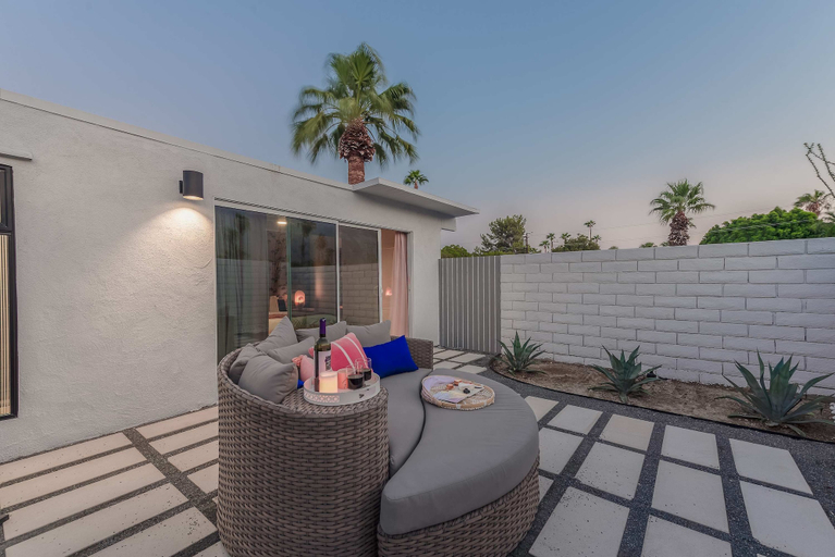 Room 5, Retro Chic Oasis Saltwater Pool Spa Mnt Views, Riverside