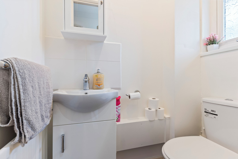 Bathroom 3, Cozy London Townhouse With 4 Bedrooms, London