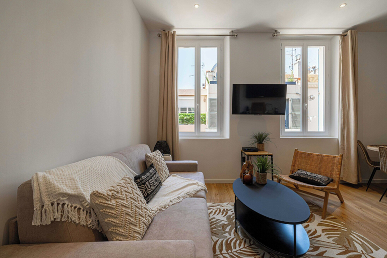 Living area 3, Nice Decorated Apartment - Near Croisette - 1br/4p, Alpes-Maritimes