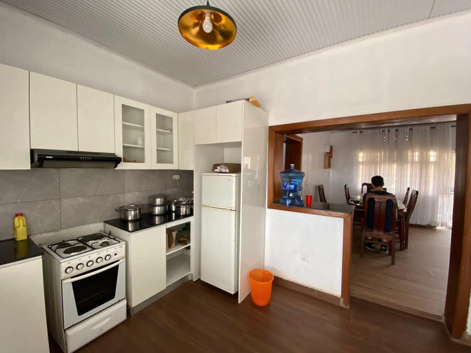 Private kitchen, Captivating 4-bed House - Garden & Free Parking, Kicukiro