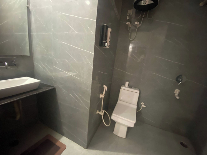 Bathroom 4, Hotel Ambience Plaza, Delhi