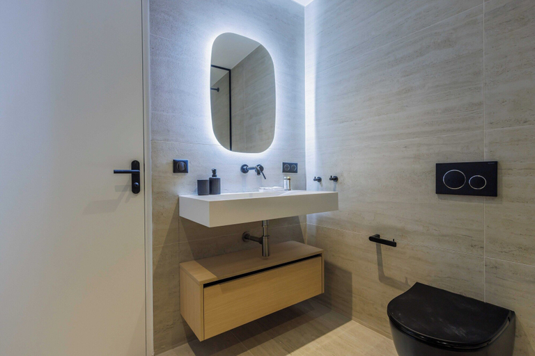 Bathroom 4, Renovated Studio rue du Roi de Sicile / Marais, Paris
