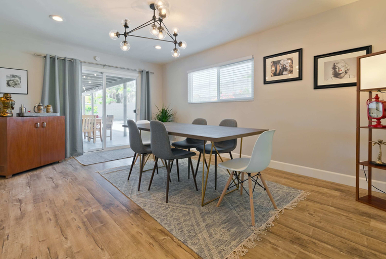 Room 4, Modern Home w Private Pool Spa Pets Welcome, Riverside