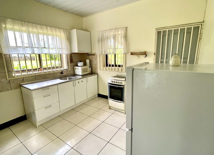 Private kitchen 3, 3 Bed House - Sleeps 6 - Garden - Parking - Wifi, Munder
