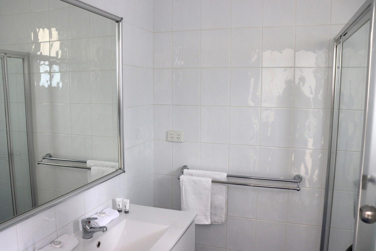 Bathroom 2, Anglers Inn, Copper Coast