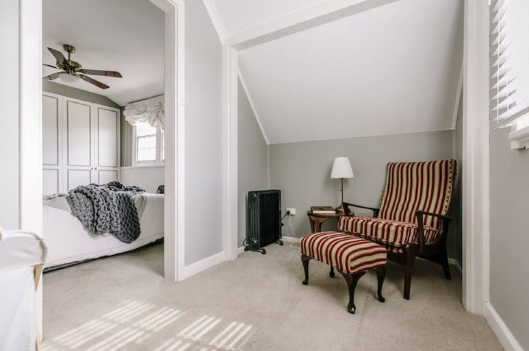 Room 4, Byrne House - Modern-rustic Fireplace Wi-fi, Mount Gambier