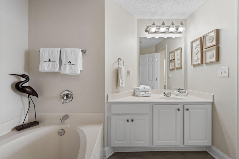 Bathroom 3, Palacio 803, Escambia