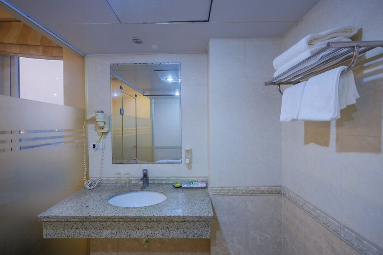 Bathroom 3, Ngan Ha Hotel, Long Biên