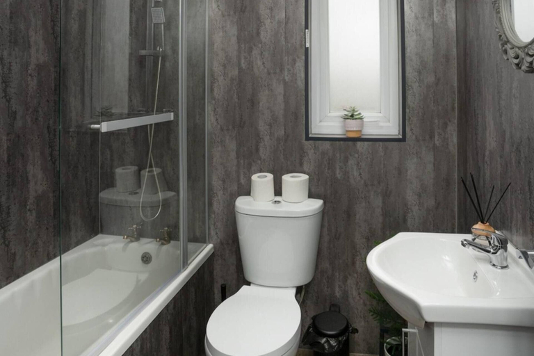 Bathroom 2, 2-bed Flat, Wishaw, Free Parking, Family-friendly, North Lanarkshire