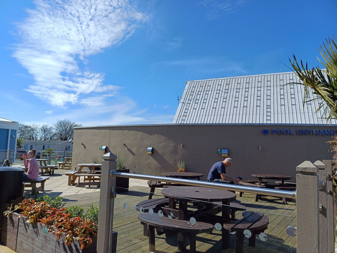 Outdoor dining 2, 3 Bedroom Caravan - Sleeps 8, Parking, Pets, Beach, East Sussex