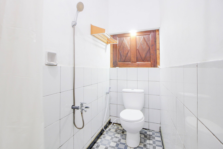 Bathroom, Hotel O Homestay Soeharni, Yogyakarta