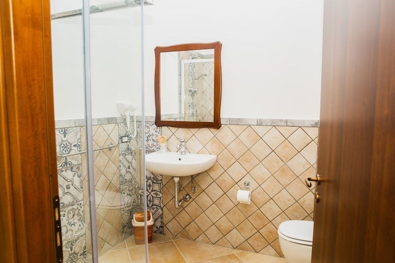 Bathroom, B&B Sykelgrima, Latina