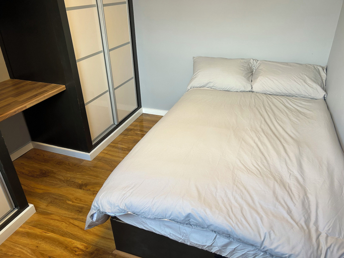Room 5, Entire Seaside Home 6 Private Bedrooms Sleeps 10, Wirral