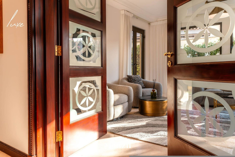 Room 2, Luxury Private Pool Villa w Pvt Beach on Palm, Dubai